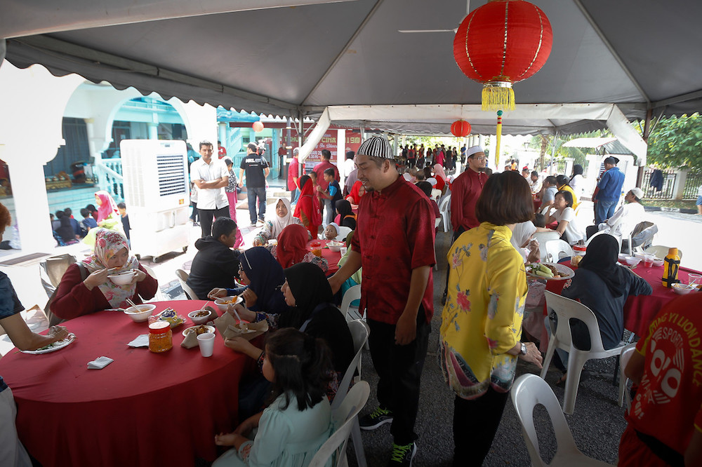 Suasana orang ramai yang terdiri daripada masyarakat Cina, Melayu dan Cina Muslim yang hadir pada sambutan Tahun Baharu Cina anjuran Masjid Al-Muhsinin, Taman Danau Desa hari ini. u00e2u20acu201d Foto Bernama
