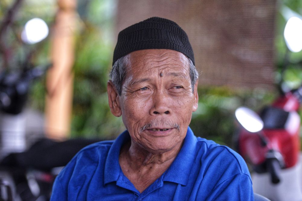 Miskun Mohd Yassin, 72, a retired army personnel, speaks to Malay Mail during a street polling session at Kampung Rinching Tengah, Beranang February 19, 2019. — Picture by Shafwan Zaidon