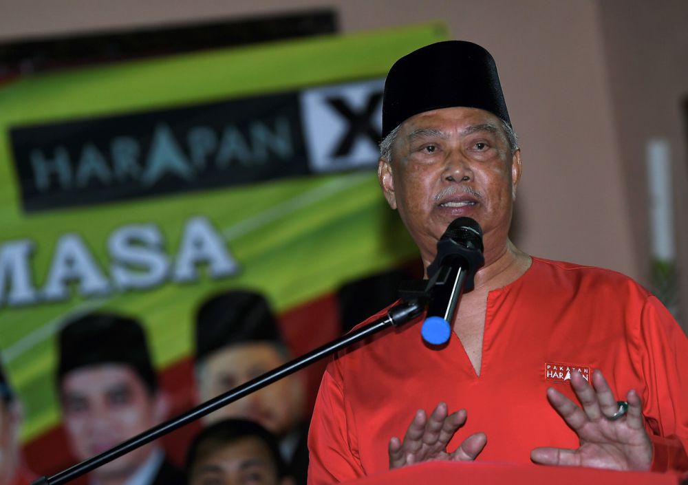 Tan Sri Muhyiddin Yassin speaks to voters in Kampung Rinching Hilir, Semenyih February 18, 2019. u00e2u20acu2022 Bernama pic