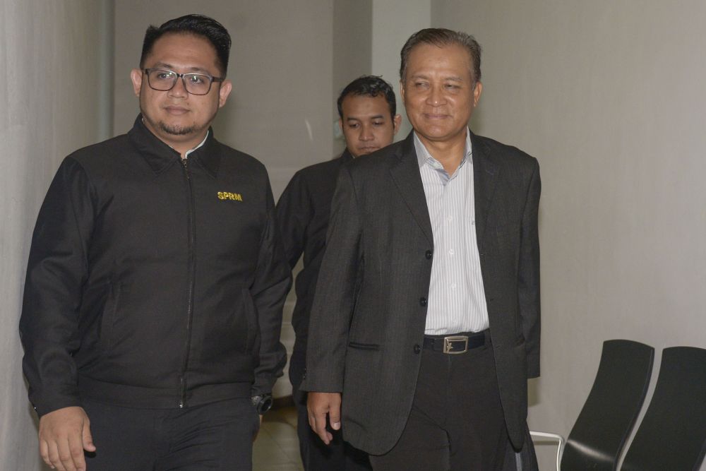 Former Kota Tinggi MP Datuk Noor Ehsanuddin Mohd Harun Narrashid (right) arrives at the Shah Alam Sessions Court on February 14, 2019. u00e2u20acu201d Picture by Yusof Mat Isa