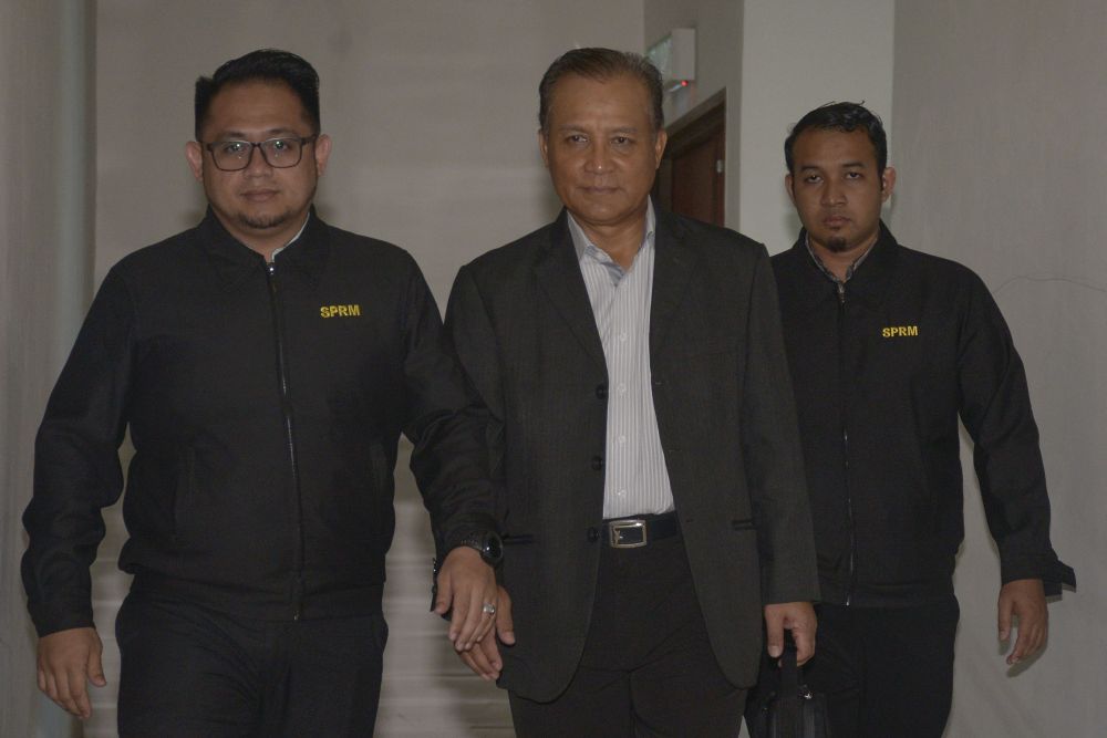 Former Kota Tinggi MP Datuk Noor Ehsanuddin Mohd Harun Narrashid (centre) arrives at the Shah Alam Sessions Court on February 14, 2019. u00e2u20acu201d Picture by Yusof Mat Isa