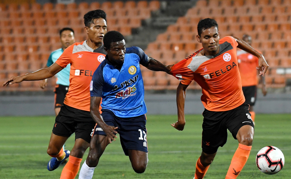 Thomas Abbey of PKNP FC is blocked by Felda Unitedu00e2u20acu2122s Ahmad Haziq Ahmad Puad (right) during the 2019 Super League match at the Tun Abdul Razak Stadium, Maran,  February 10, 2019. u00e2u20acu201d Bernama pic   