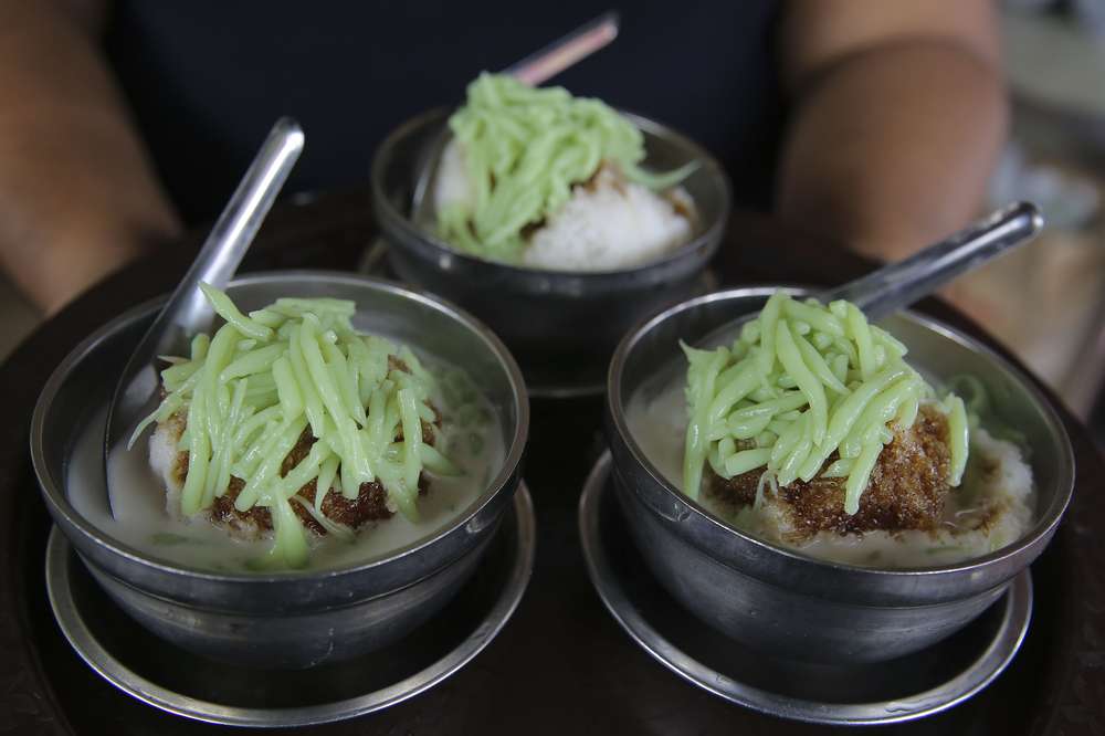The hot weather provides the perfect excuse to tuck into a bowl of cendol. — Picture by Yusof Mat Isa