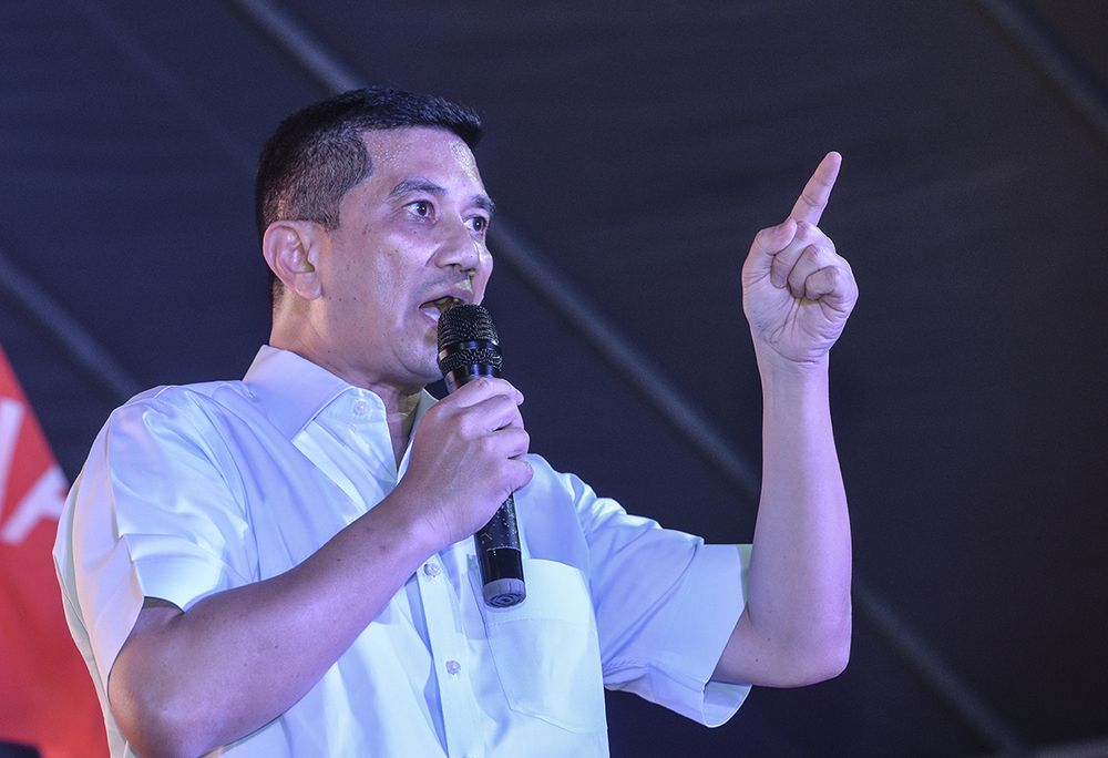 PKR deputy president, Datuk Seri Azmin Ali delivers his speech during the launching of the Wanita Harapan operations room in Bandar Tasik Kesuma, Semenyih February 12, 2019 u00e2u20acu201d Picture by Shafwan Zaidon