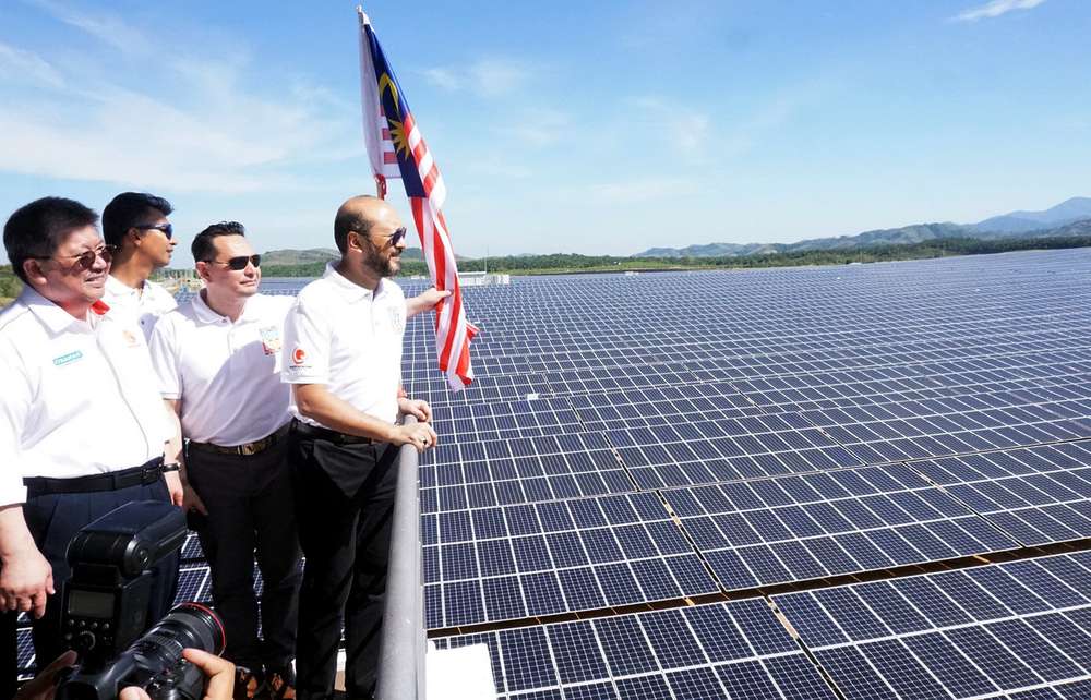 Kedah Menteri Besar Datuk Seri Mukhriz Mahahir (right) and Quantum Solar Park CEO Azman Zainuddin (second left) at the launching ceremony of the 50-megawatt capacity solar power station, in Pendang, Feb 11, 2019. u00e2u20acu201d Bernama pic