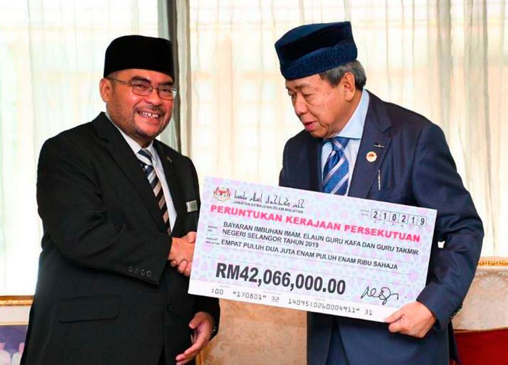 Datuk Seri Mujahid Yusof Rawa hands over a cheque of RM42.1 million to Sultan Selangor Sultan Sharafuddin Idris Shah at Istana Bukit Kayangan in Shah Alam February 21, 2019. u00e2u20acu2022 Bernama pic