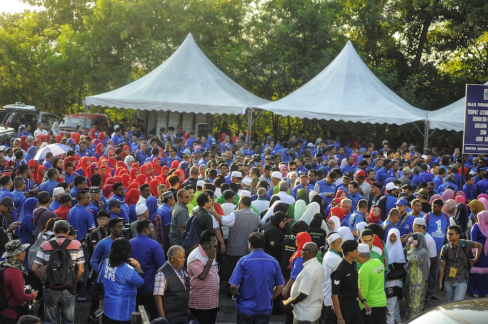 Umno supporters flock to the nomination centre for the Semenyih by-election, February 16, 2019. u00e2u20acu201d Picture by Shafwan Zaidon