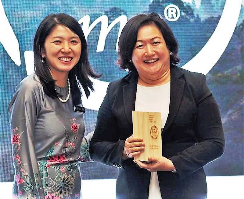 Sarawak Energy executive vice president for corporate services Aisah Eden receiving the awards from Minister of Energy, Science, Technology, Environment and Climate Change Yeo Bee Yin (left) on January 31,2019. u00e2u20acu201d Picture courtesy of Sarawak Energy.