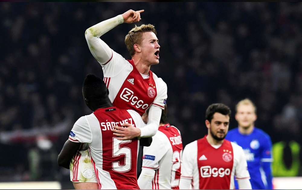 Ajax Amsterdamu00e2u20acu2122s Matthijs de Ligt and Davinson Sanchez celebrate victory during their Uefa Europa League Round of 16 match against Kobenhavn, in Amsterdam, March 16, 2017. u00e2u20acu201d Reuters pic