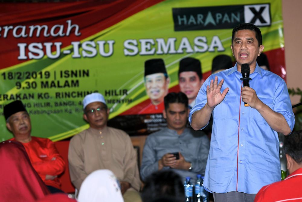 Datuk Seri Mohamed Azmin Ali speaks to voters during a ceramah in Kampung Rinching Hilir, Semenyih February 18, 2019. u00e2u20acu2022 Bernama pic