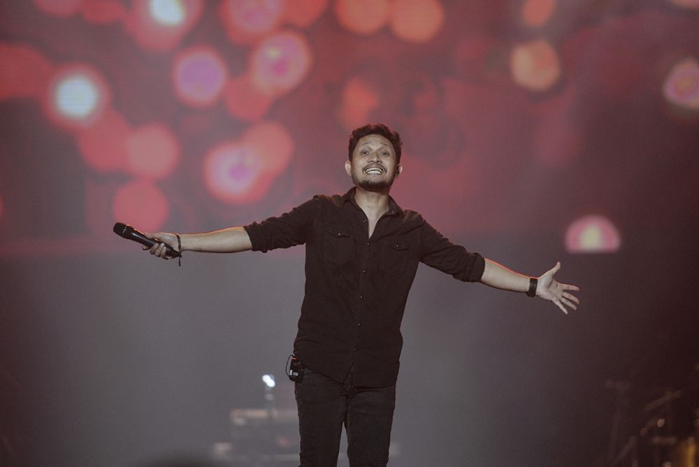 Andra Ramadhan of Andra and the Backbone's opening act was more of a mini showcase with nine tunes in tow. — Picture by Shafwan Zaidon