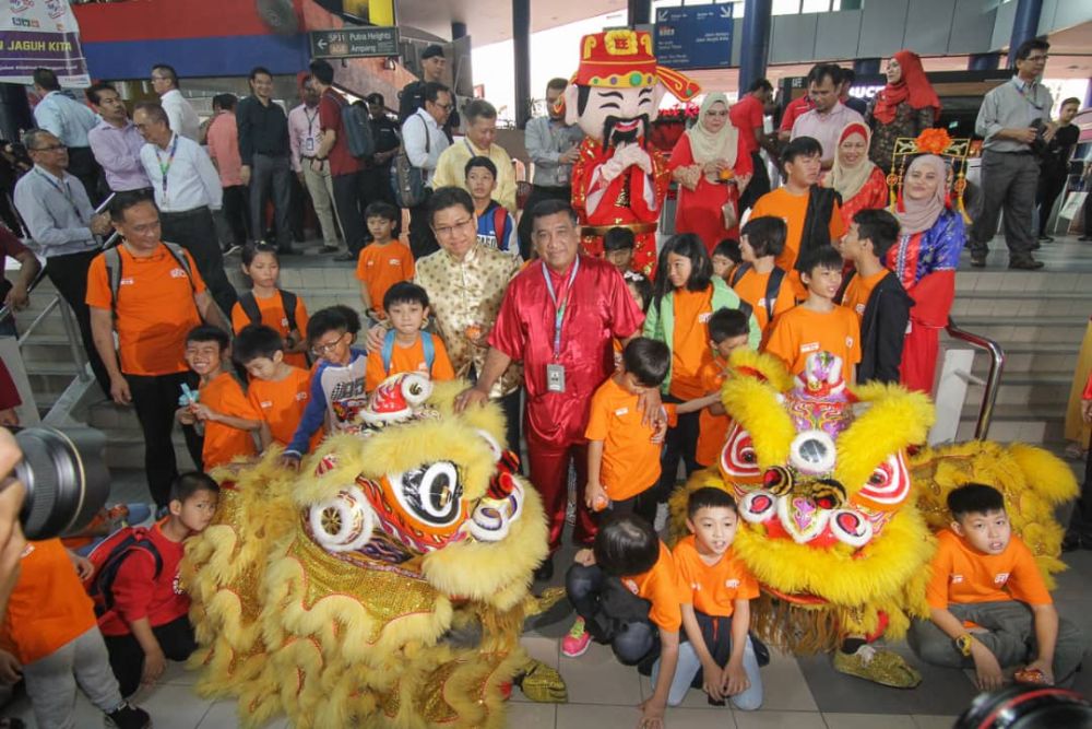 Prasarana officials posing with the lion dancers at the Pasar Seni LRT station.