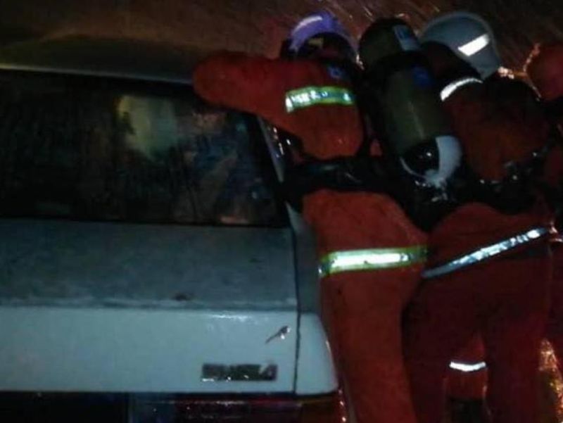 Kemalangan membabitkan kereta jenis Proton Iswara dan Proton Persona yang saling bertembung antara satu sama lain. u00e2u20acu201d Foto ihsan Facebook/Response Team