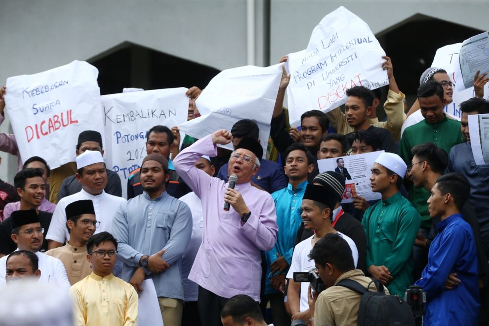Datuk Seri Najib Razak speaks to youths gathered at Universiti Kebangsaan Malaysiau00e2u20acu2122s mosque February 22, 2019. u00e2u20acu201d Picture by Ahmad Zamzahuri