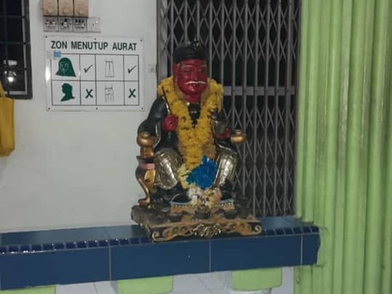 Patung berhala yang ditemui Surau Sabilul Huda di Taman Pendamar Indah mengguris perasaan masyarakat Islam. u00e2u20acu201d Foto ihsan Facebook/Dino Daniel LJ