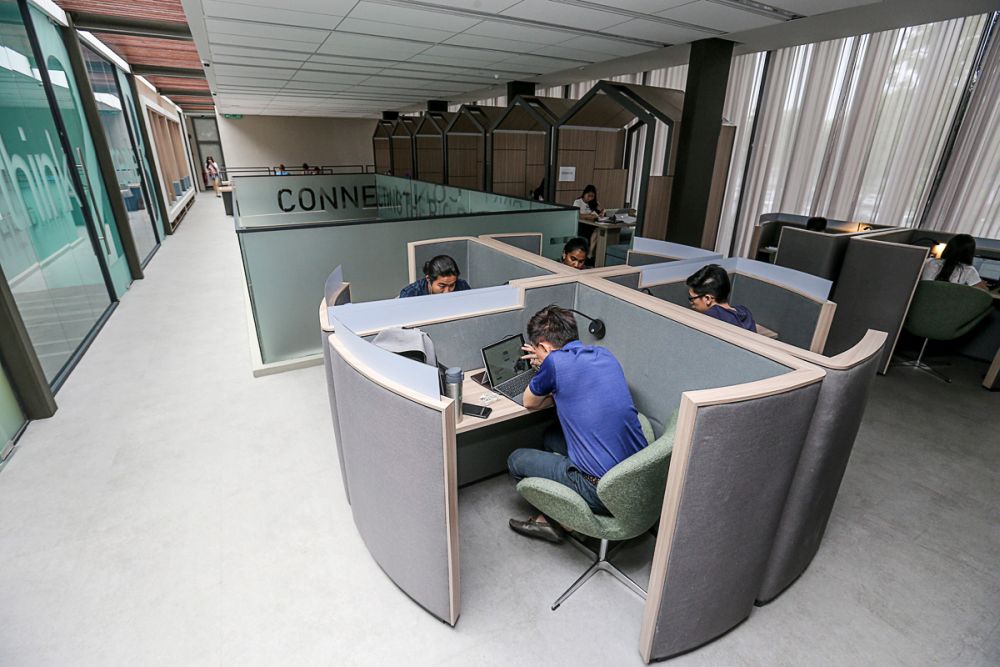 The digital library provides ample work and reading spaces in the form of booths, cubicles and high tables. 