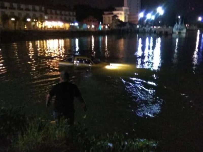 Sebuah kenderaan pacuan empat roda terjunam ke dalam Sungai Terengganu di Pulau Warisan, kira-kira pukul 9.30 malam tadi. u00e2u20acu201d Foto ihsan Facebook/Syed
