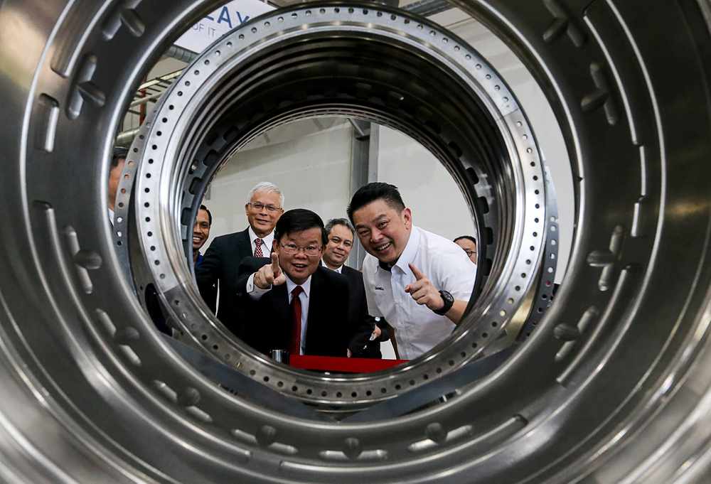 Penang Chief Minister Chow Kon Yeow (left) and Minister of International Trade and Industry Datuk Ignatius Darell Leiking (right) at the launch of SAM Precision Sdn Bhd at Penang Science Park  February 21, 2019. u00e2u20acu201d Picture by Sayuti Zainudin