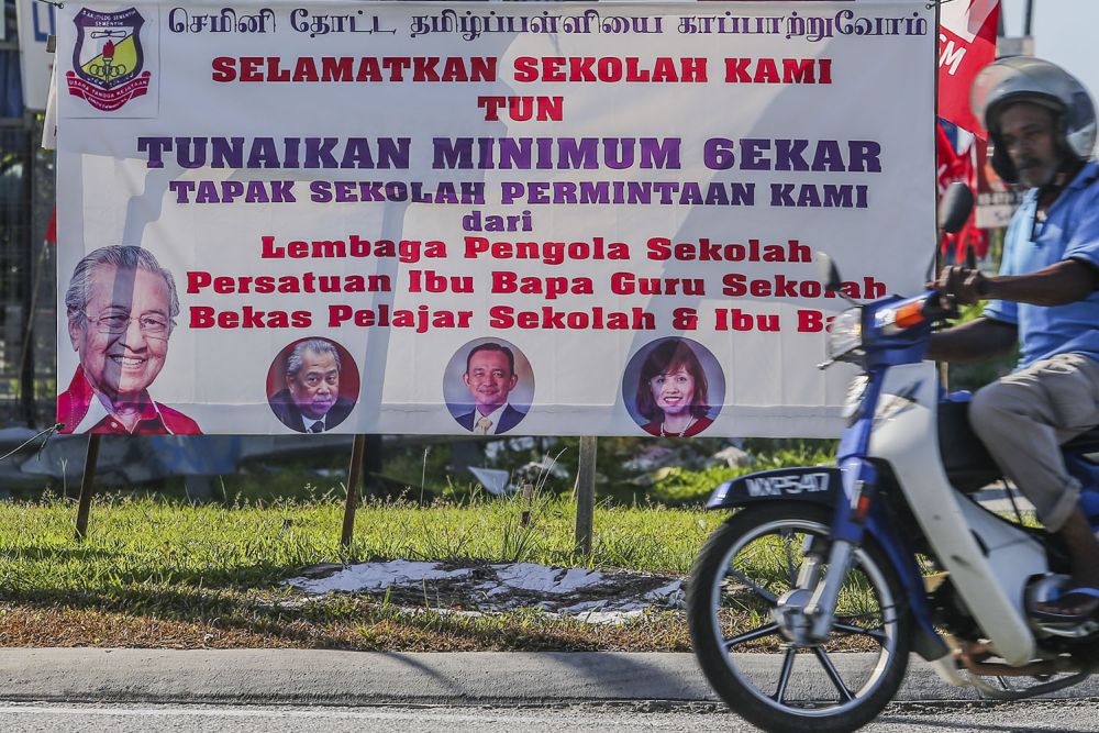 SJK(T) Ladang Semenyihu00e2u20acu2122s banner is seen along Jalan Semenyih pleading for Tun Dr Mahathir Mohamad to u00e2u20acu02dcsave the schoolu00e2u20acu2122. u00e2u20acu2022 Picture by Hari Anggara