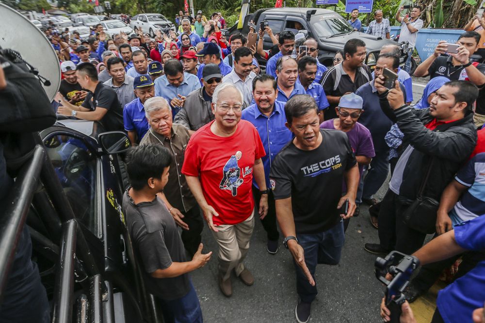 Datuk Seri Najib Razak is seen mingling with market-goers, traders and stopping for several photo opportunities.