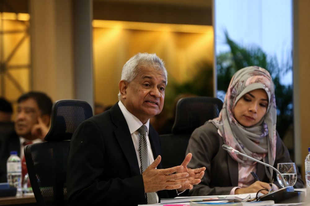 Attorney General Tommy Thomas (left) speaks during a tribunal hearing on the misconduct of former Election Commissioners at the Asian International Arbitration Centre in Kuala Lumpur February 28, 2019. u00e2u20acu201d Picture by Ahmad Zamzahurinn
