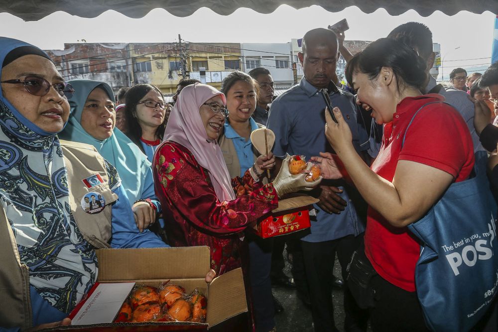 Deputy Prime Minister Datuk Seri Dr Wan Azizah Wan Ismail distributes mandarin oranges to members of the public at the Taman Muda market in Ampang February 1, 2019. u00e2u20acu201d Picture by Hari Anggarann