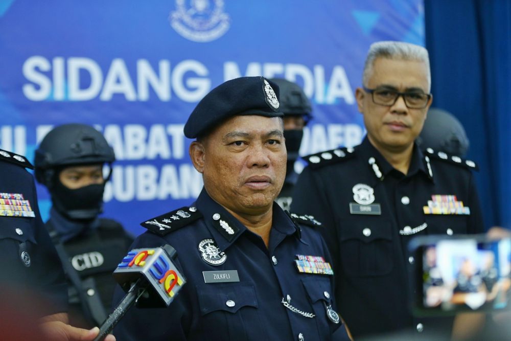 Datuk Zulkifli Ali speaks to reporters during a press conference at the Subang Jaya district police headquarters February 3, 2019. u00e2u20acu201d Picture by Firdaus Latif