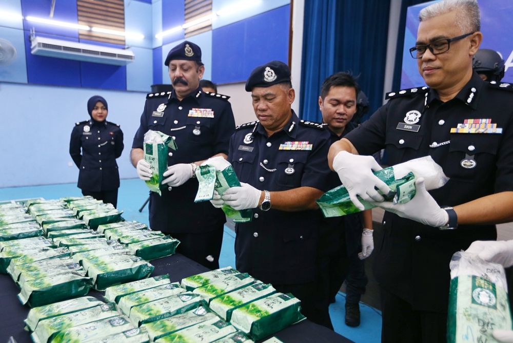 Datuk Zulkifli Ali (centre) holds up a pack of ketamine drugs at the Subang Jaya district police headquarters February 3, 2019. u00e2u20acu201d Picture by Firdaus Latifn