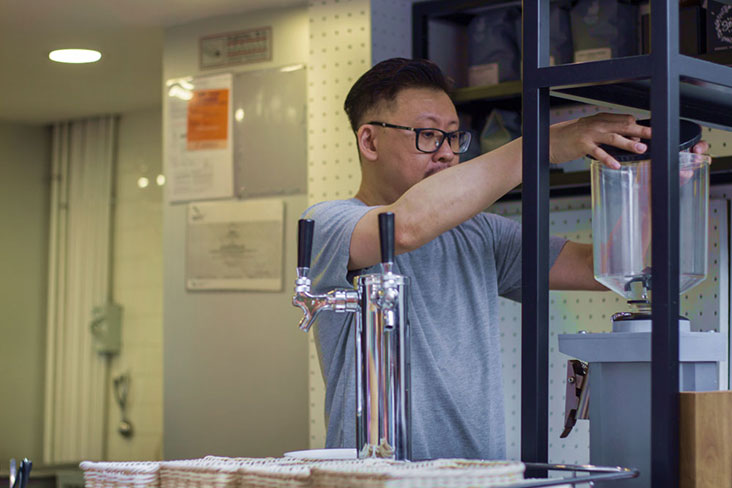 Preparing the coffee grinder at 18 Grams.