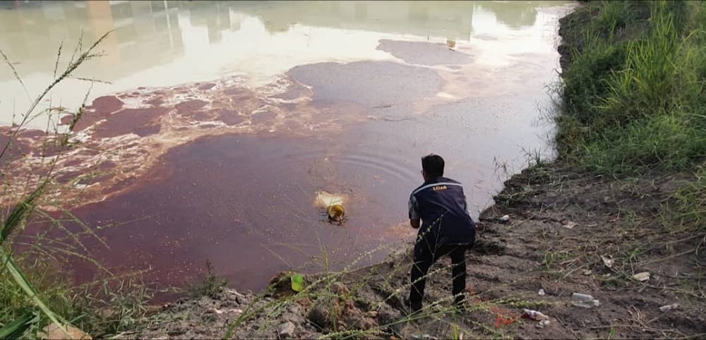 The Selangor water authority today discovered a substance, believed to be waste oil, illegally dumped into the Klang River. u00e2u20acu201d Picture courtesy of Facebook/Lembaga Urus Air Selangor