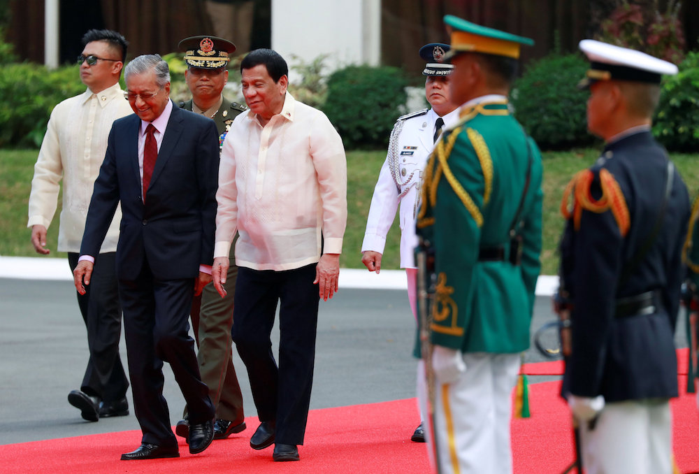 Philippine President Rodrigo Duterte and Tun Dr Mahathir Mohamad attend the welcoming ceremony for the Malaysian leader at the Malacanang presidential palace in Manila March 7, 2019. u00e2u20acu201d Reuters pic