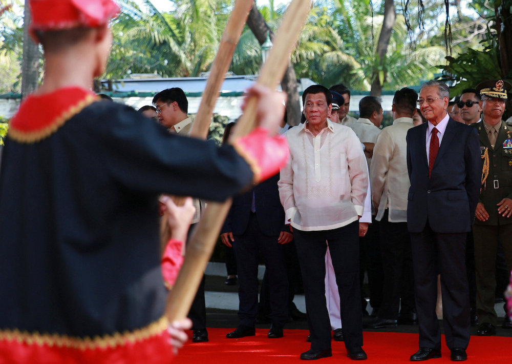Philippine President Rodrigo Duterte and Tun Dr Mahathir Mohamad attend the welcoming ceremony for the Malaysian leader at the Malacanang presidential palace in Manila March 7, 2019. u00e2u20acu201d Reuters pic