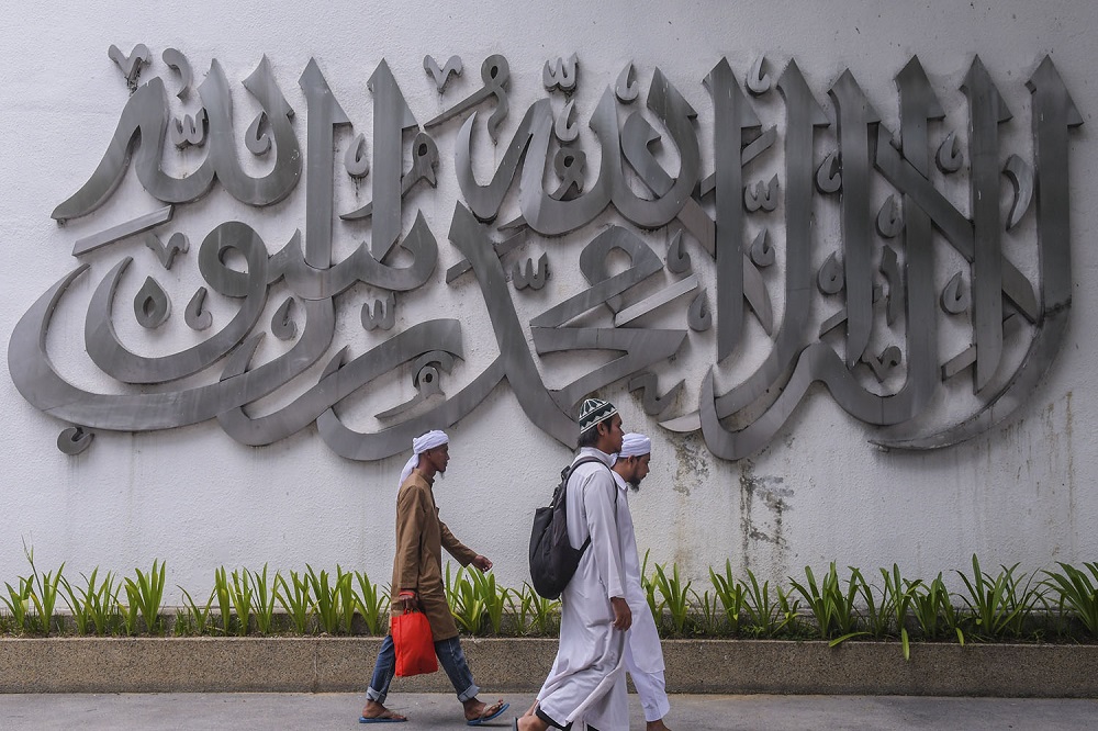 Men walk past the main entrance of the National Mosque in Kuala Lumpur March 1, 2019. u00e2u20acu201d Picture by Hari Anggara