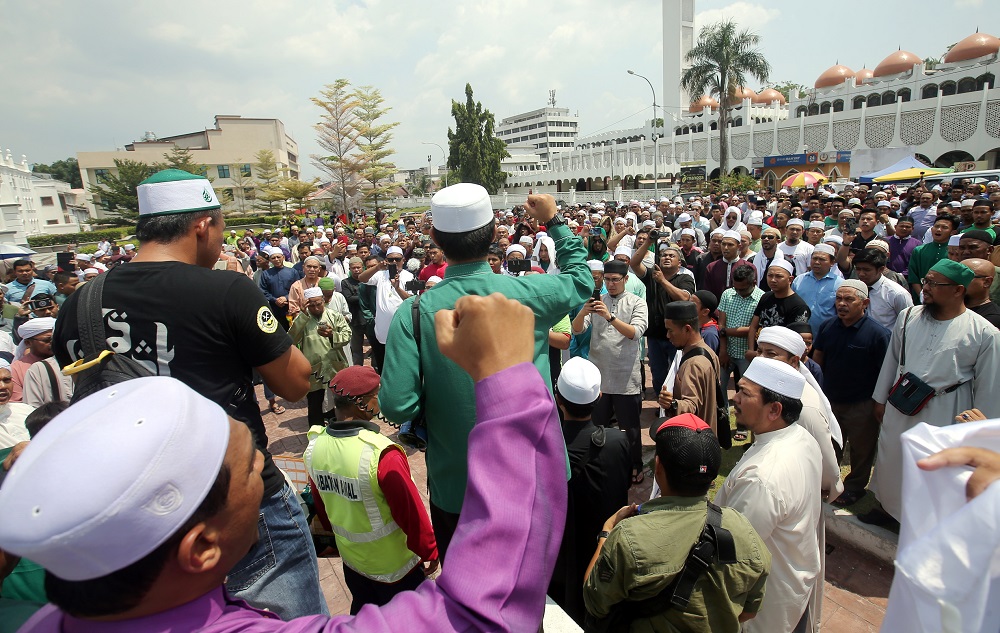 Hundreds of Muslims gathered outside the state mosque during a protest in Ipoh March 1, 2019. — Picture by Farhan Najib