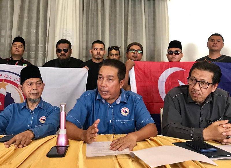 Gabung Johor vice-president Abdullah Md Yusof (centre) speaks during a press conference in Johor Baru March 1, 2019. u00e2u20acu201d Picture by Ben Tan 