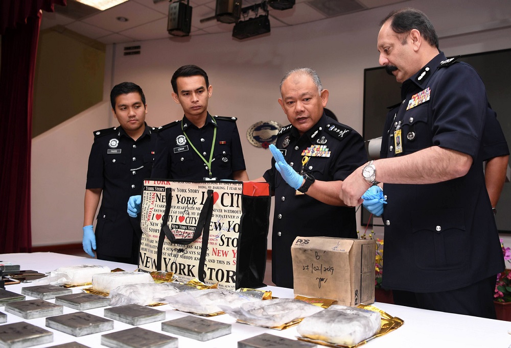 Selangor police chief Datuk Noor Azam Jamaludin (second right) shows the seized drugs during a press conference in Shah Alam March 1, 2019. u00e2u20acu201d Bernama pic