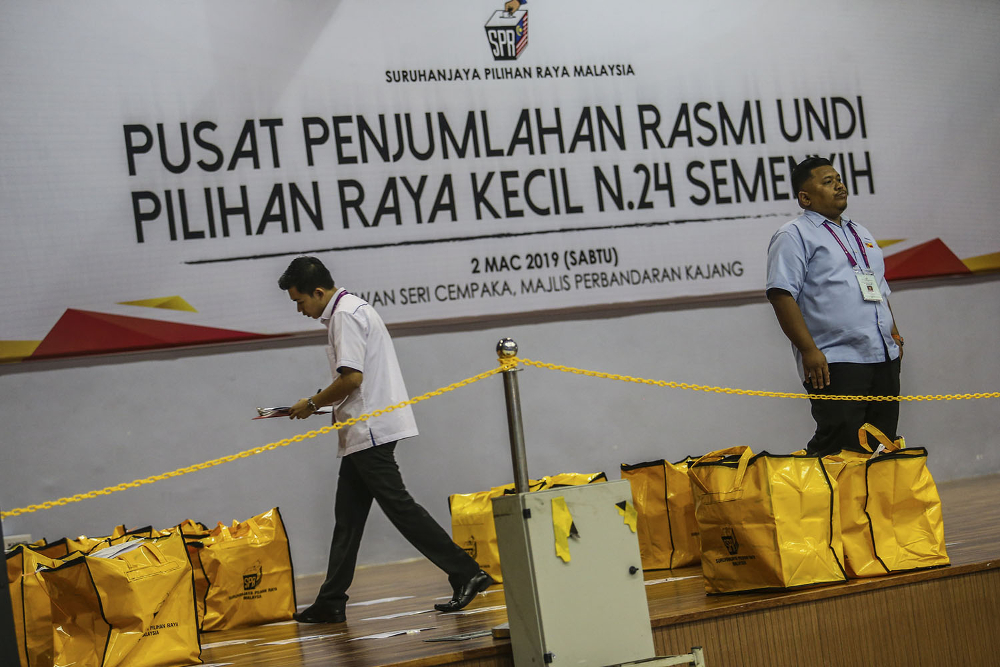Ballot boxes for the Semenyih by-election arrive at the Dewan Seri Cempaka counting centre after polling closed in Semenyih March 2, 2019. u00e2u20acu201d Picture by Hari Anggara