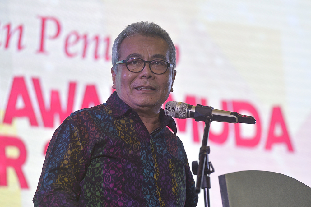 Entrepreneur Development Minister Datuk Seri Mohd Redzuan Yusof officiates the closing ceremony of Selangor Young Entrepreneurs Carnival at Malawati Stadium in Shah Alam March 3, 2019. u00e2u20acu201d Picture by Mukhriz Hazim