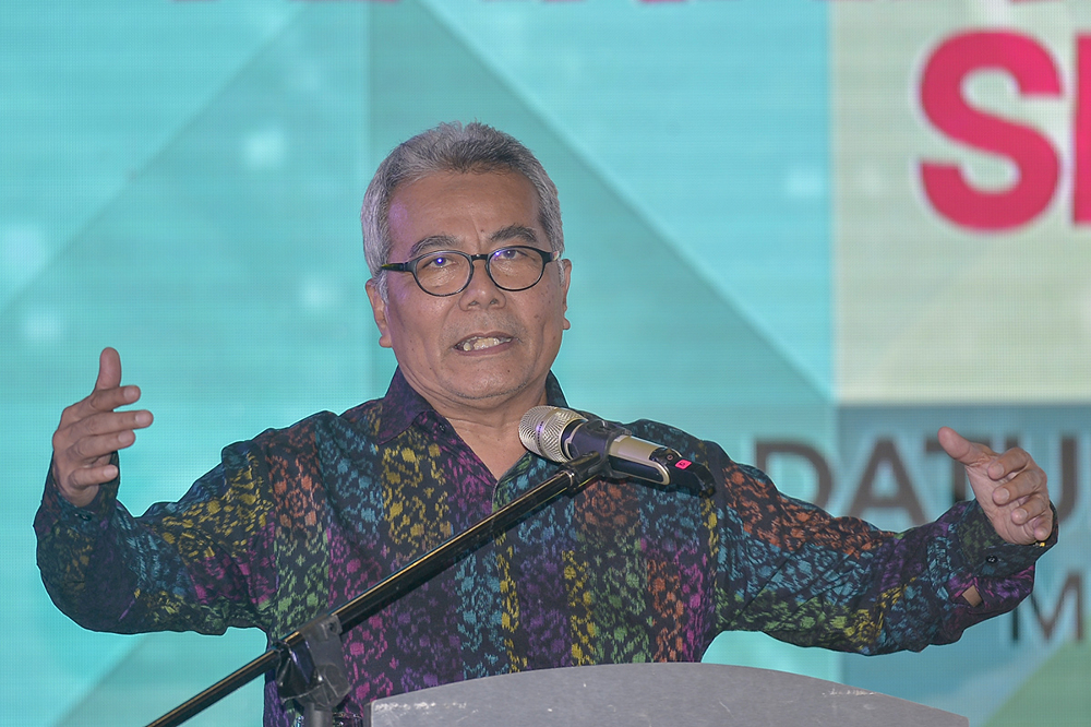Entrepreneur Development Minister Datuk Seri Mohd Redzuan Yusof officiates the closing ceremony of Selangor Young Entrepreneurs Carnival at Malawati Stadium in Shah Alam March 3, 2019. u00e2u20acu201d Picture by Mukhriz Hazim