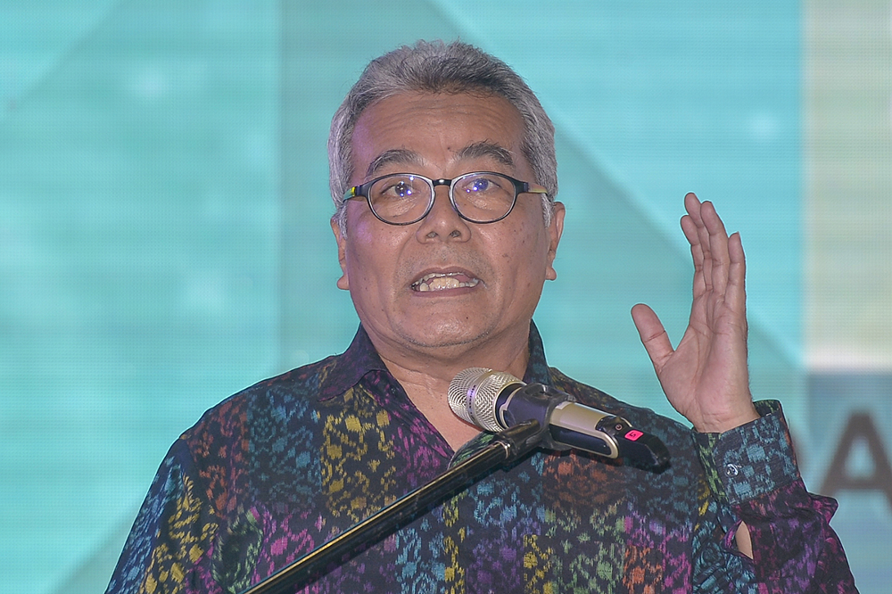 Entrepreneur Development Minister Datuk Seri Mohd Redzuan Yusof officiates the closing ceremony of Selangor Young Entrepreneurs Carnival at Malawati Stadium in Shah Alam March 3, 2019. u00e2u20acu201d Picture by Mukhriz Hazim