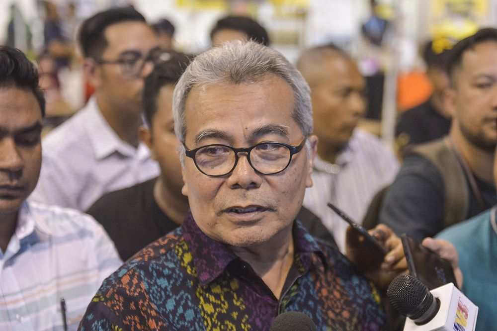 Entrepreneur Development Minister Datuk Seri Mohd Redzuan Yusof officiates the closing ceremony of Selangor Young Entrepreneurs Carnival at Malawati Stadium in Shah Alam March 3, 2019. u00e2u20acu201d Picture by Mukhriz Hazim