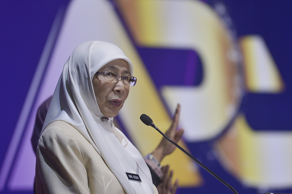 Deputy Prime Minister Dr Wan Azizah Wan Ismail delivers her speech during the excellence award ceremony for civil servants from the Woman, Family and Community Development Ministry in Putrajaya March 4, 2019. u00e2u20acu201d Picture by Mukhriz Hazim 