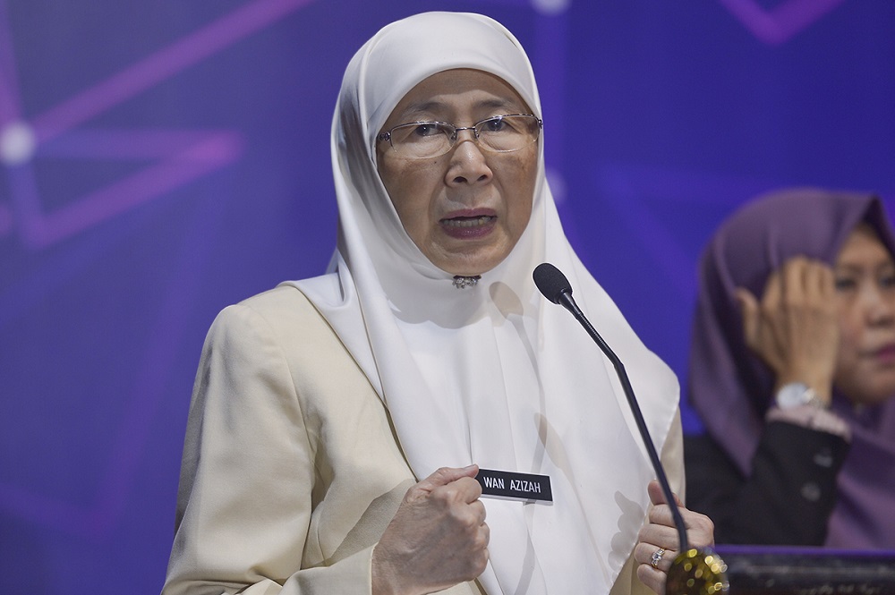 Deputy Prime Minister Dr Wan Azizah Wan Ismail delivers her speech during the excellence award ceremony for civil servants from the Woman, Family and Community Development Ministry in Putrajaya March 4, 2019. u00e2u20acu201d Picture by Mukhriz Hazim 
