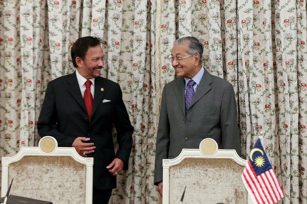 Prime Minister Tun Dr Mahathir Mohamad and Sultan Hassanal Bolkiah at the signing of the MoU on the movement of prisoners between the two countries, in Putrajaya March 5,2019. u00e2u20acu201d Picture by Ahmad Zamzahuri