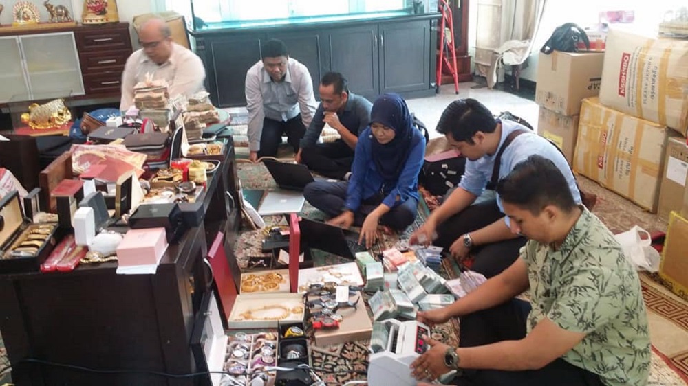 MACC officers raided the Batu Caves temple top official's house in Kota Damansara yesterday evening.