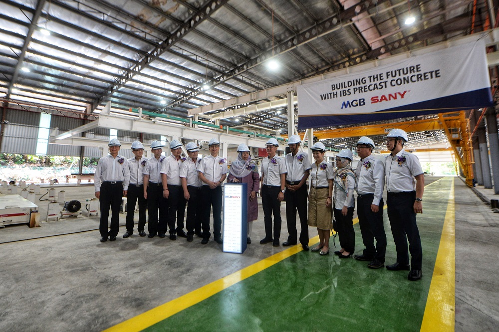 Minister of Housing and Local Government Zuraida Kamaruddin (right) at the opening of MGBu00e2u20acu2122s IBS concrete plant in Nilai March 15, 2019. u00e2u20acu201d Picture by Shafwan Zaidon