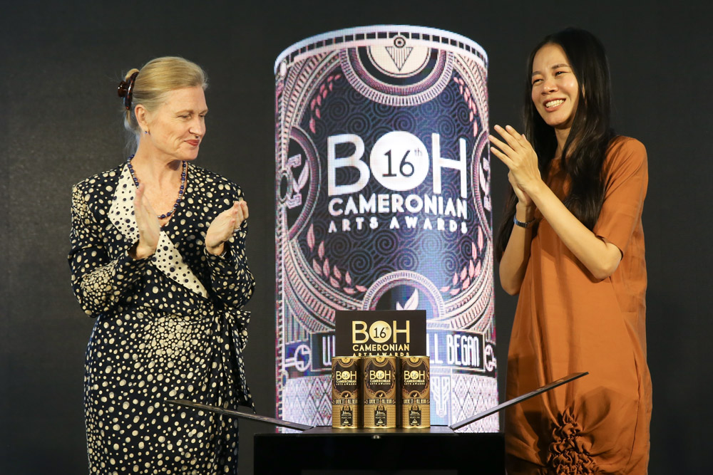 Boh Plantations deputy chairman and chief executive officer Caroline Russell and Kakiseni president low Ngai Yuen reveal the limited-edition tea canisters for the upcoming Boh Cameronian Arts Awards.u00e2u20acu201d Pictures by Choo Choy May