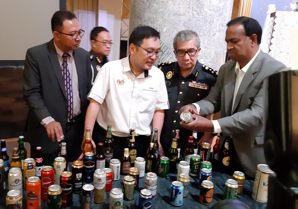 Head of corporate affairs of Heineken Malaysia Berhad Shagivranam G. Ratnam (right) and Domestic Trade and Consumer Affairs Deputy Minister Chong Chieng Jen (centre) during a press conference in Kuching March 23, 2019. u00e2u20acu201d Picture by Sulok Tawie 