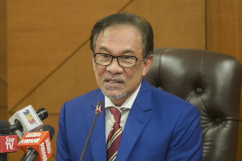 The Caucus on Dewan Rakyatu00e2u20acu2122s Reforms and Governance chairman Datuk Seri Anwar Ibrahim speaks during a press conference after the caucus meeting at Parliament in Kuala Lumpur March 27, 2019. u00e2u20acu201d Picture by Mukhriz Hazim