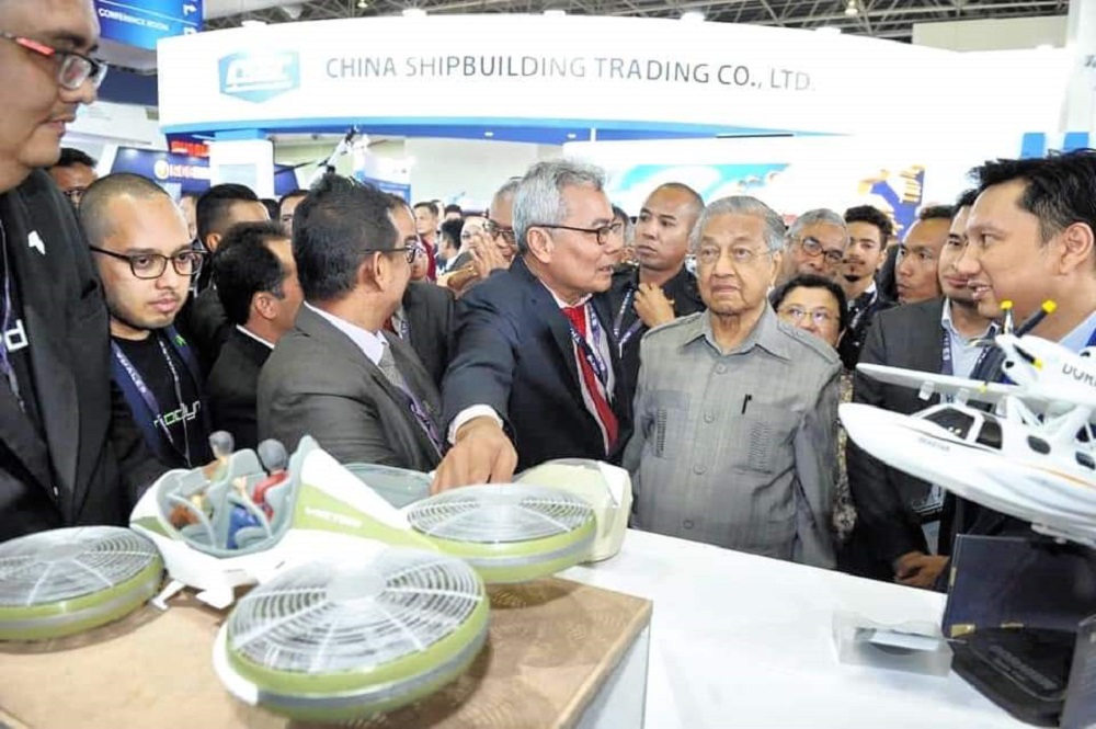 Menteri pembangunan usahawan Datuk Seri Mohd Redzuan Yusof menunjukkan prototaip u00e2u20acu02dcair mobilityu00e2u20acu2122 kepada Tun Dr Mahathir Mohamad di LIMA. u00e2u20acu201d Foto ihsan Facebook/Kementerian Pembangunan Usahawan